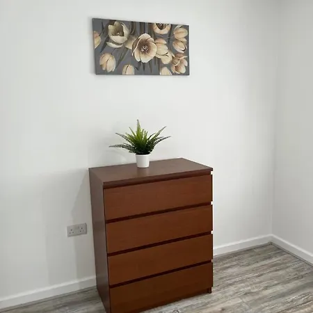 Spacious & Cosy Near Centre - Free Driveway Parking Manchester