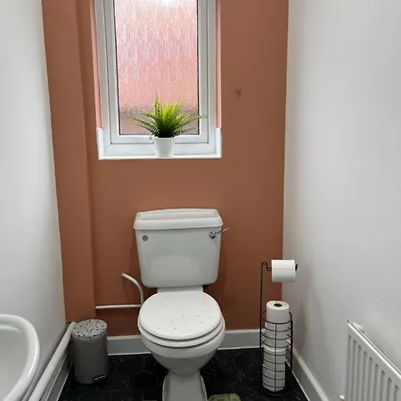 Spacious & Cosy Near Centre - Free Driveway Parking *