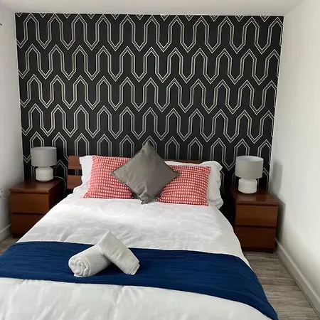 Spacious & Cosy Near Centre - Free Driveway Parking Holiday home *