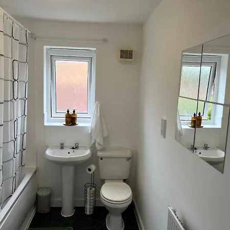 Spacious & Cosy Near Centre - Free Driveway Parking *