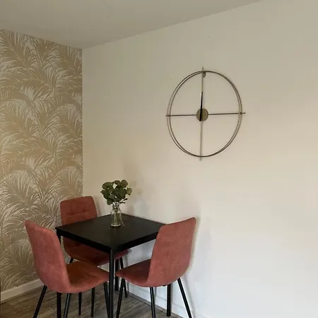 Spacious & Cosy Near Centre - Free Driveway Parking