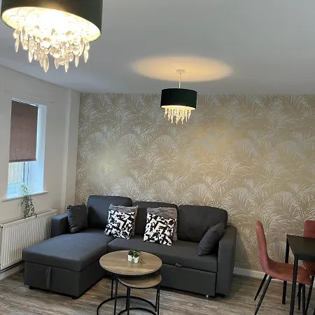 Spacious & Cosy Near Centre - Free Driveway Parking Manchester