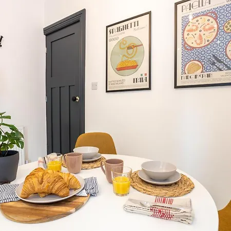 בית נופש Stunning Scandi Abode In Parking