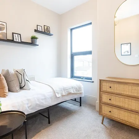 Stunning Scandi Abode In Parking מנצ'סטר