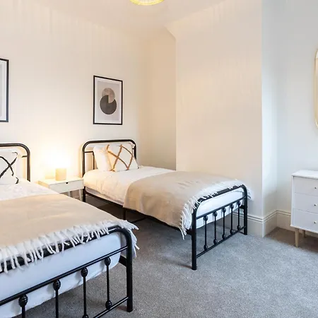 Ferienhaus Stunning Scandi Abode In Parking Manchester