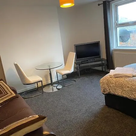 2 Bedroom Flat With Free Parking In Apartment Manchester