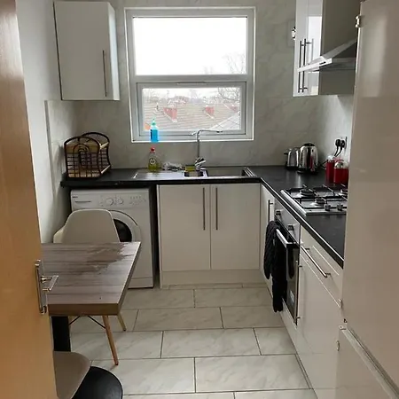 2 Bedroom Flat With Free Parking In *