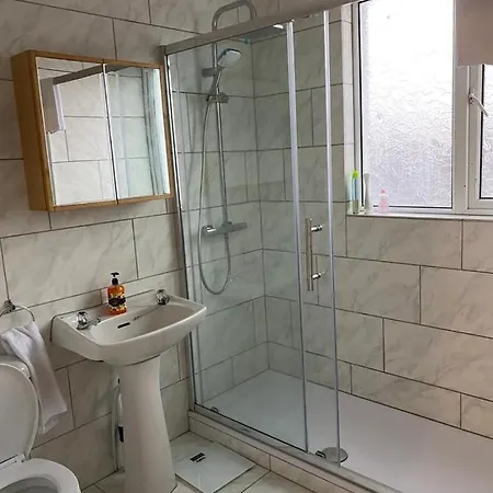 2 Bedroom Flat With Free Parking In Apartment Manchester