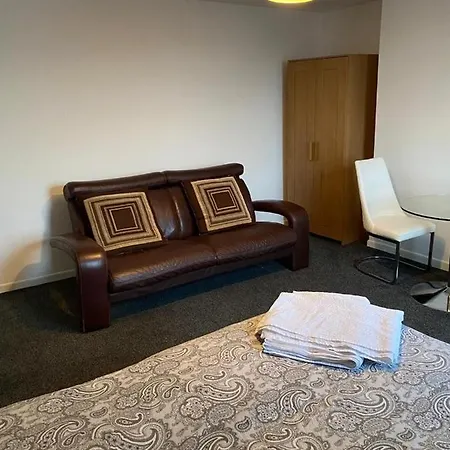 2 Bedroom Flat With Free Parking In Apartment *