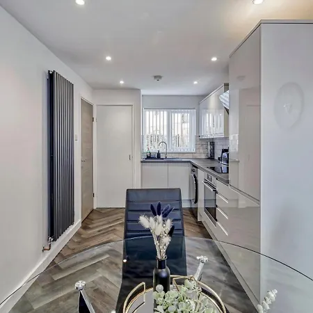 Pass The Keys Modern 3 Bed House Near Etihad Stadium *