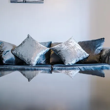 Cozy Away From In Manchester. Apartman