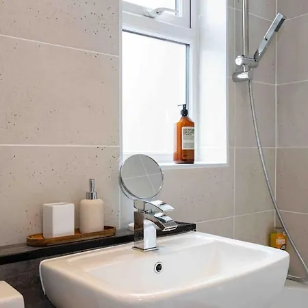 Salford Central 3 Bed - Free Parking Manchester