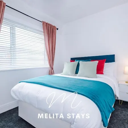 Отель Stylish 3 Bedroom With Parking And Large Garden,