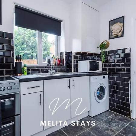 Hotel Stylish 3 Bedroom With Parking And Large Garden, Manchester