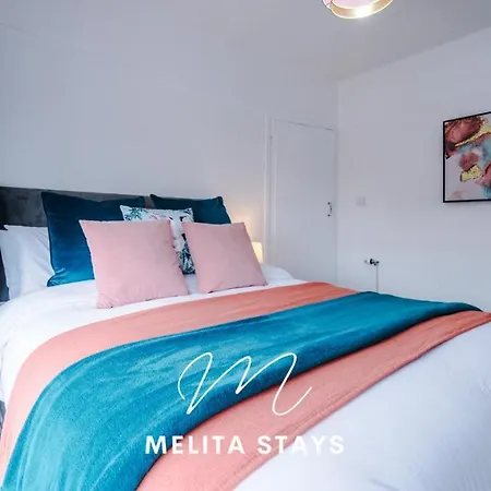 Stylish 3 Bedroom With Parking And Large Garden, Манчестер