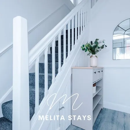 Stylish 3 Bedroom With Parking And Large Garden, Hébergement de vacances Manchester
