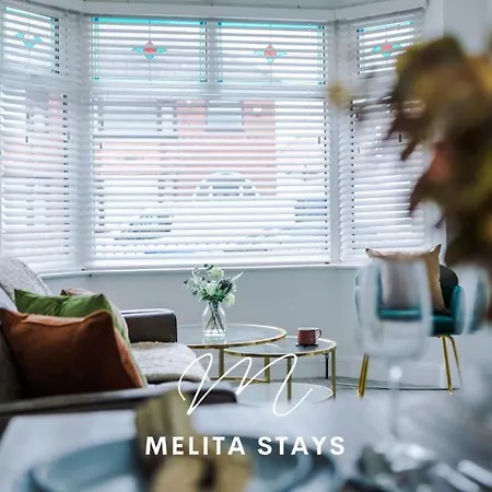 Отель Stylish 3 Bedroom With Parking And Large Garden, Манчестер