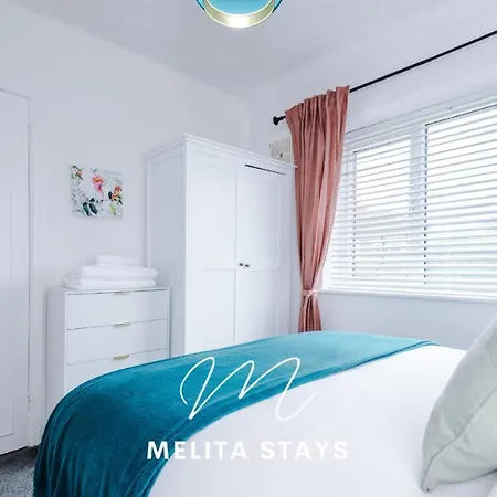 Hébergement de vacances Stylish 3 Bedroom With Parking And Large Garden,