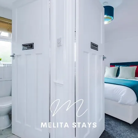 Hotel Stylish 3 Bedroom With Parking And Large Garden, 4*