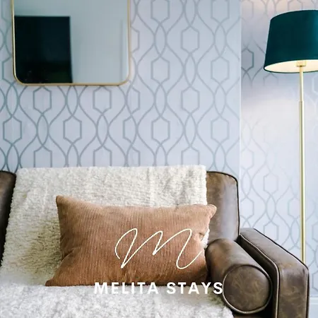 Stylish 3 Bedroom With Parking And Large Garden, 4* Манчестер