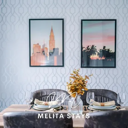 Отель Stylish 3 Bedroom With Parking And Large Garden,