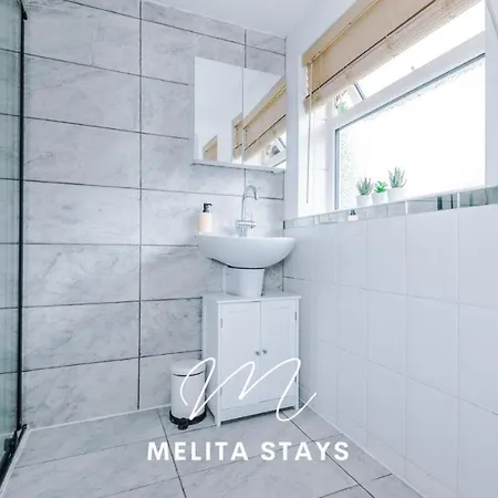 Stylish 3 Bedroom With Parking And Large Garden, 4* Манчестер