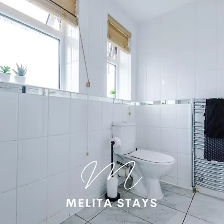 Stylish 3 Bedroom With Parking And Large Garden, Hébergement de vacances