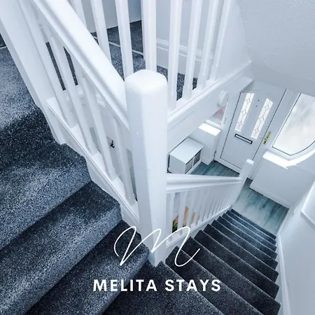 Отель Stylish 3 Bedroom With Parking And Large Garden,