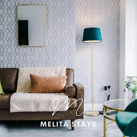 Stylish 3 Bedroom With Parking And Large Garden, Манчестер