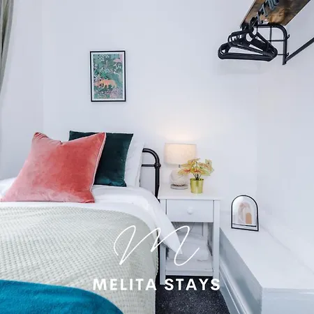 Stylish 3 Bedroom With Parking And Large Garden, Hotel 4*