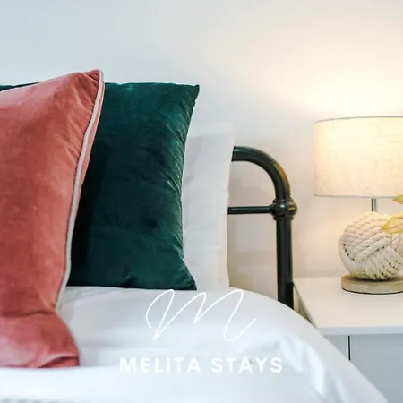 Stylish 3 Bedroom With Parking And Large Garden, 4* Манчестер