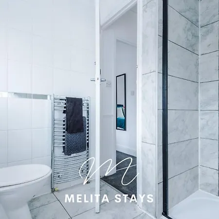Stylish 3 Bedroom With Parking And Large Garden,