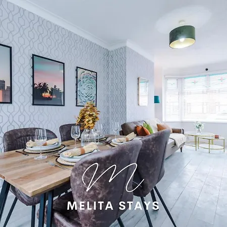 Stylish 3 Bedroom With Parking And Large Garden,