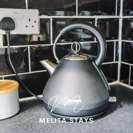 Stylish 3 Bedroom With Parking And Large Garden, 4* Манчестер