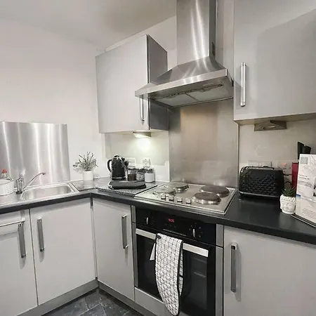 Cityfront Modern Apt near Centre/etihad, Free Parking