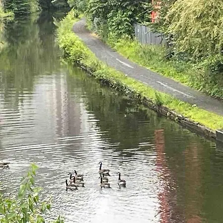 Cityfront Modern Apt near Centre/etihad, Free Parking Apartment *