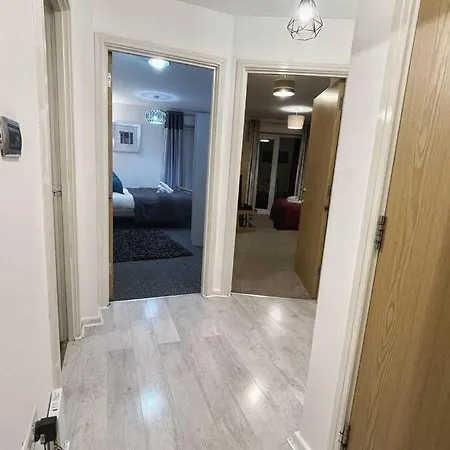 Cityfront Modern Apt near Centre/etihad, Free Parking