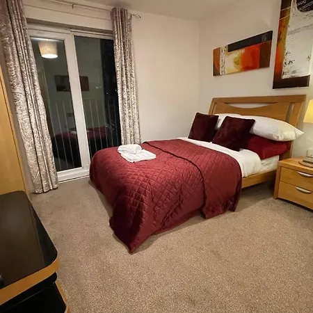 Cityfront Modern Apt near Centre/etihad, Free Parking *