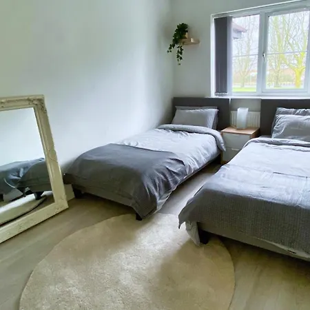 Modern Home, Beautiful Spacious Garden, Centre Netflix Manchester