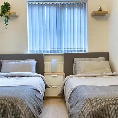 Modern Home, Beautiful Spacious Garden, Centre Netflix Holiday home Manchester