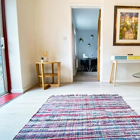 Modern Home, Beautiful Spacious Garden, Centre Netflix Prázdninový dům
