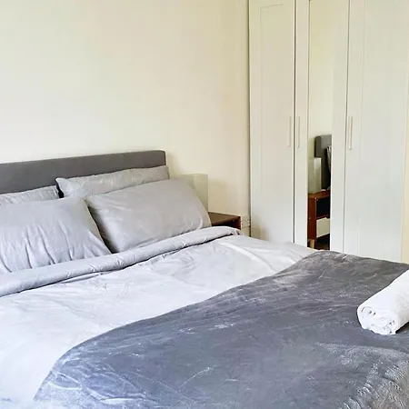 Modern Home, Beautiful Spacious Garden, Centre Netflix Holiday home *