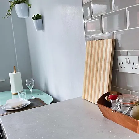 Modern Home, Beautiful Spacious Garden, Centre Netflix Manchester