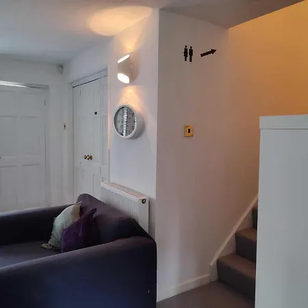 Serendipity - 4 Bedrooms - Big Garden - Near Airport, Whythenshawe Hospital And Roundthorn Business Park Manchester