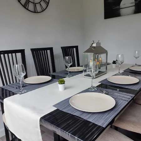 Serendipity - 4 Bedrooms - Big Garden - Near Airport, Whythenshawe Hospital And Roundthorn Business Park *