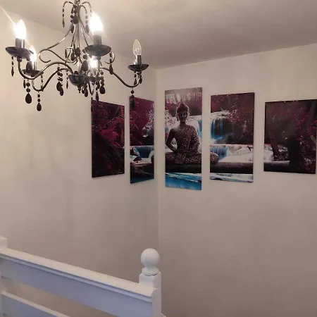 Serendipity - 4 Bedrooms - Big Garden - Near Airport, Whythenshawe Hospital And Roundthorn Business Park * Manchester