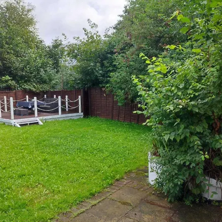 Serendipity - 4 Bedrooms - Big Garden - Near Airport, Whythenshawe Hospital And Roundthorn Business Park * Manchester