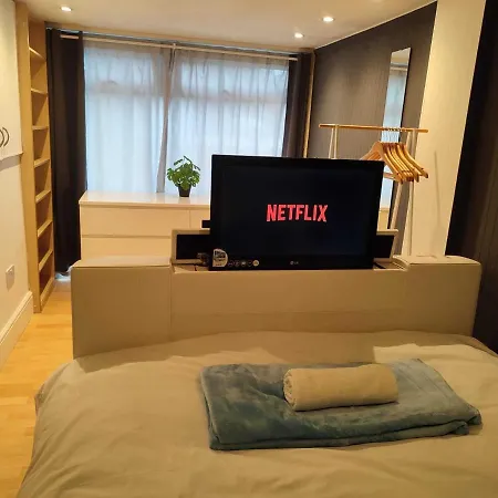 Serendipity - 4 Bedrooms - Big Garden - Near Airport, Whythenshawe Hospital And Roundthorn Business Park Holiday home Manchester
