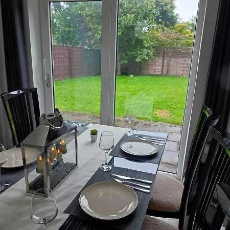 Serendipity - 4 Bedrooms - Big Garden - Near Airport, Whythenshawe Hospital And Roundthorn Business Park Holiday home