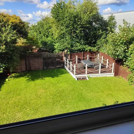 Serendipity - 4 Bedrooms - Big Garden - Near Airport, Whythenshawe Hospital And Roundthorn Business Park Manchester